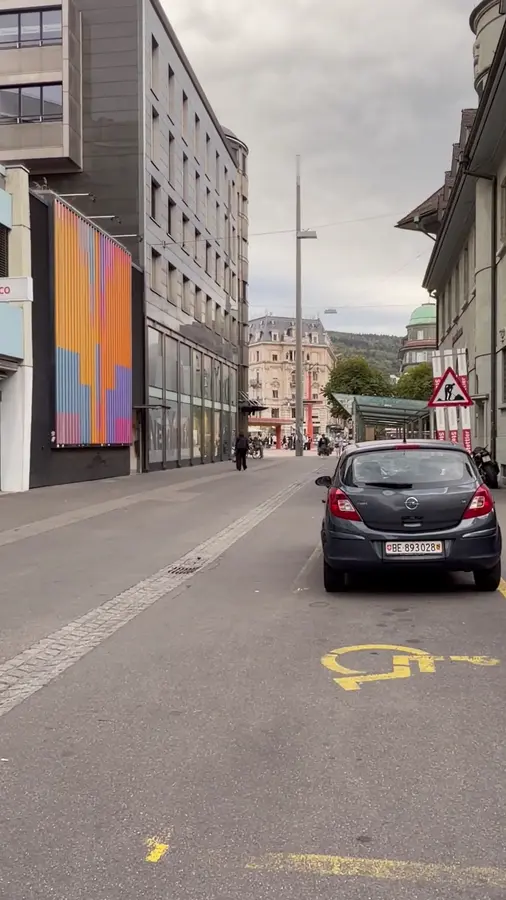 Strassenszene in Biel/Bienne mit bunter Fassade und Altbauten